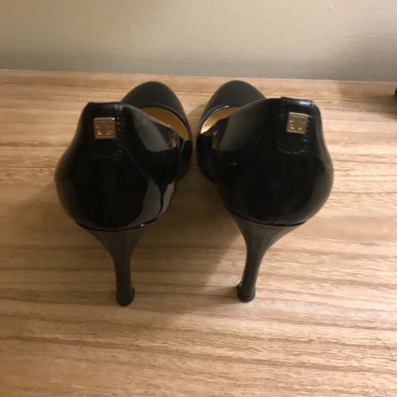 Black Heels Round Toe - Picture 2 of 3